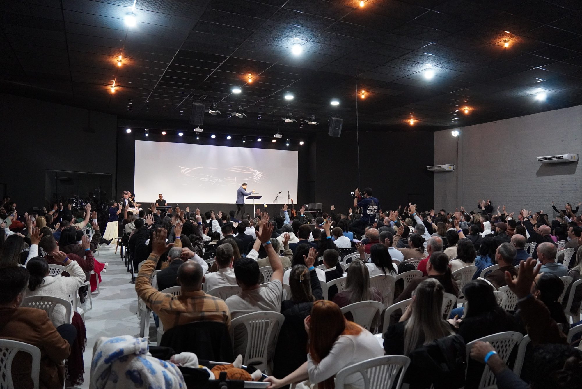 Comunidade da Igreja Verbo Vivo Brasil reunida em culto